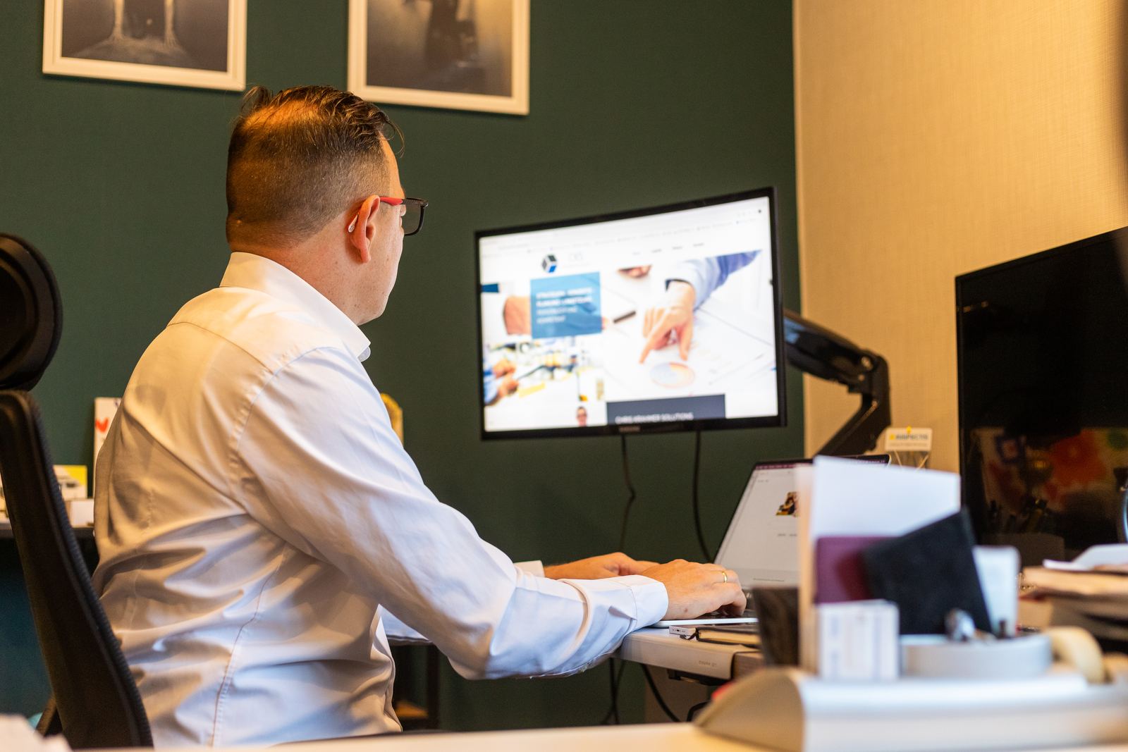 Chris Krahmer am Schreibtisch bei der Arbeit am Rechner