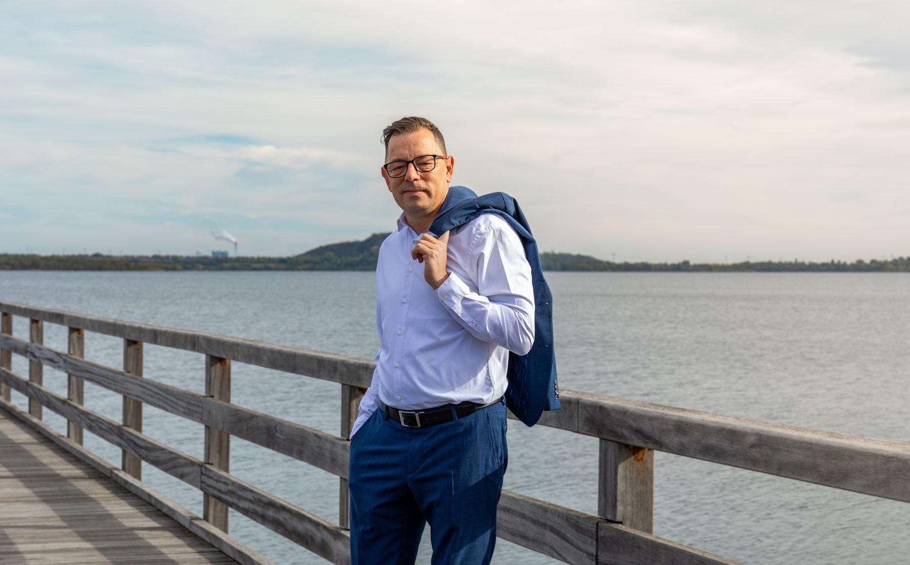 Chris Krahmer auf dem Steg am Geiseltalsee